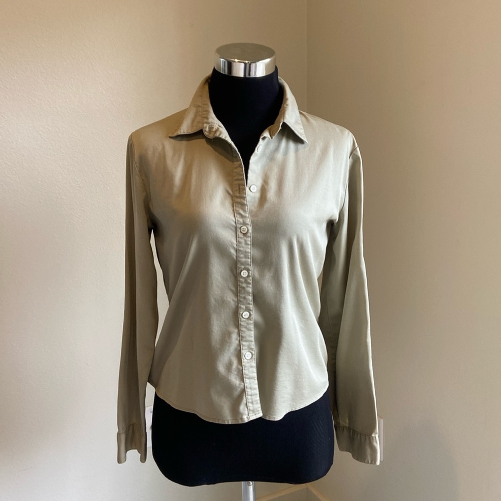 Long sleeve, stretch material, fitted button down shirt w collar